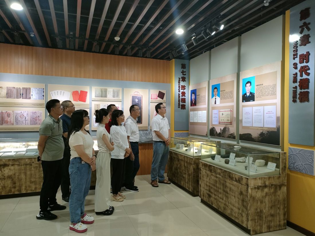 参观展厅.jpg