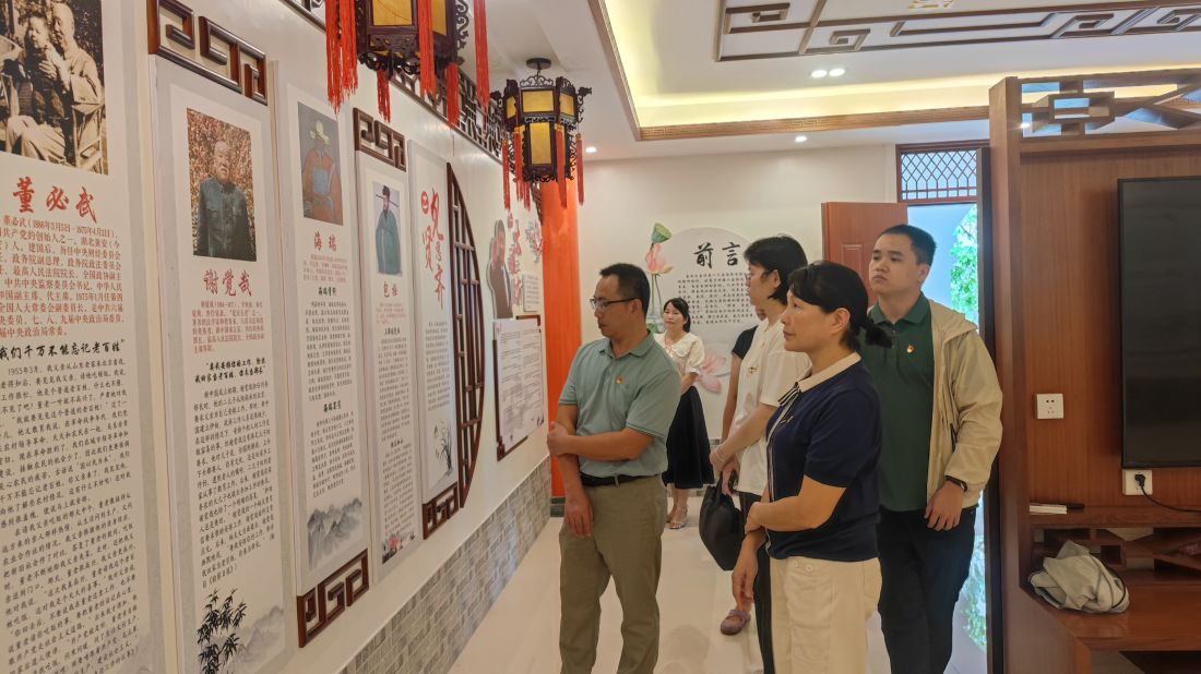 党员干部们依序参观家风家训廉政教育基地.jpg
