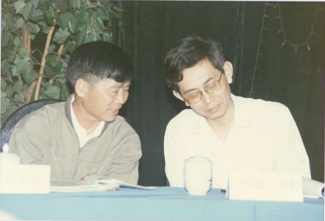 1995年全区重点工程档案工作经验交流会，温强局长与平果铝业公司领导（左）交谈。.jpg
