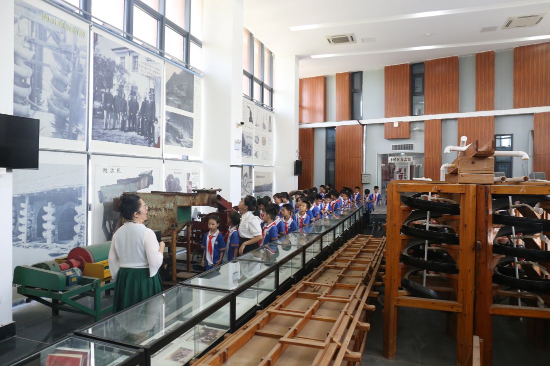 图为：9月27日在贺州市爱国主义教育基地——平桂区党史方志馆，开展“赓续红色血脉 传承革命精神”暨铸牢中华民族共同体意识宣讲活动现场.jpg