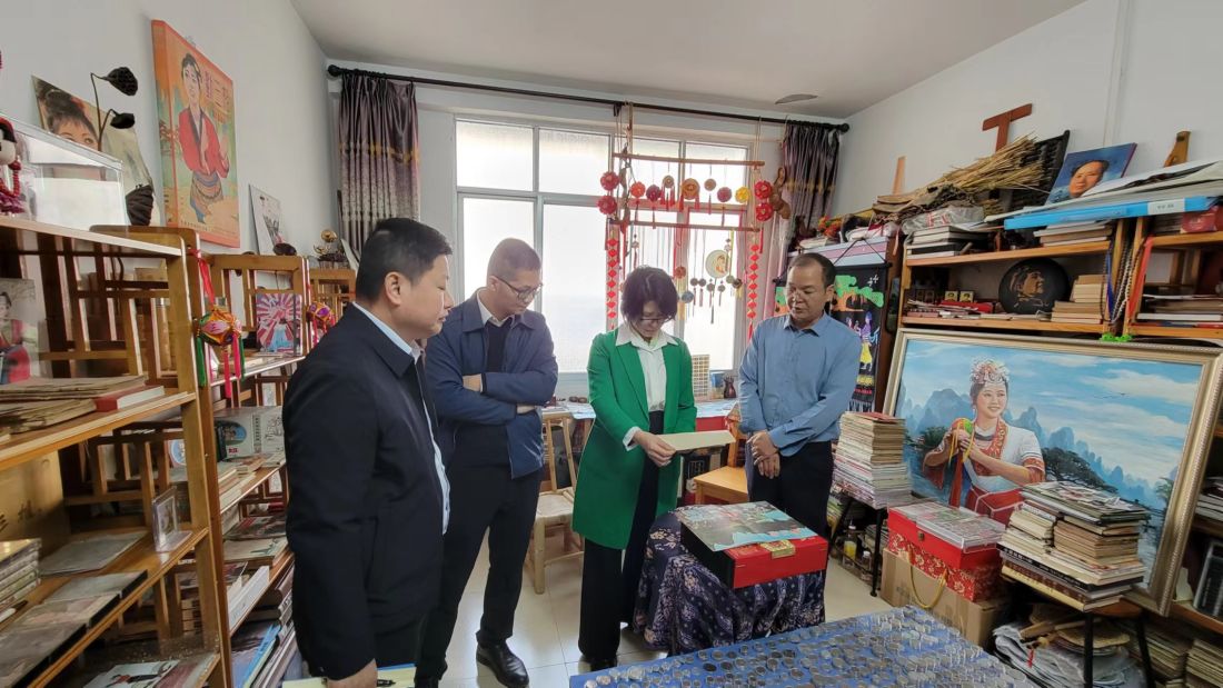 2、2024年3月12日，永乐汇蒋宏灵副馆长带队到刘三姐文化研究学者、刘三姐文化印象博物馆负责人家中征集档案史料.jpg