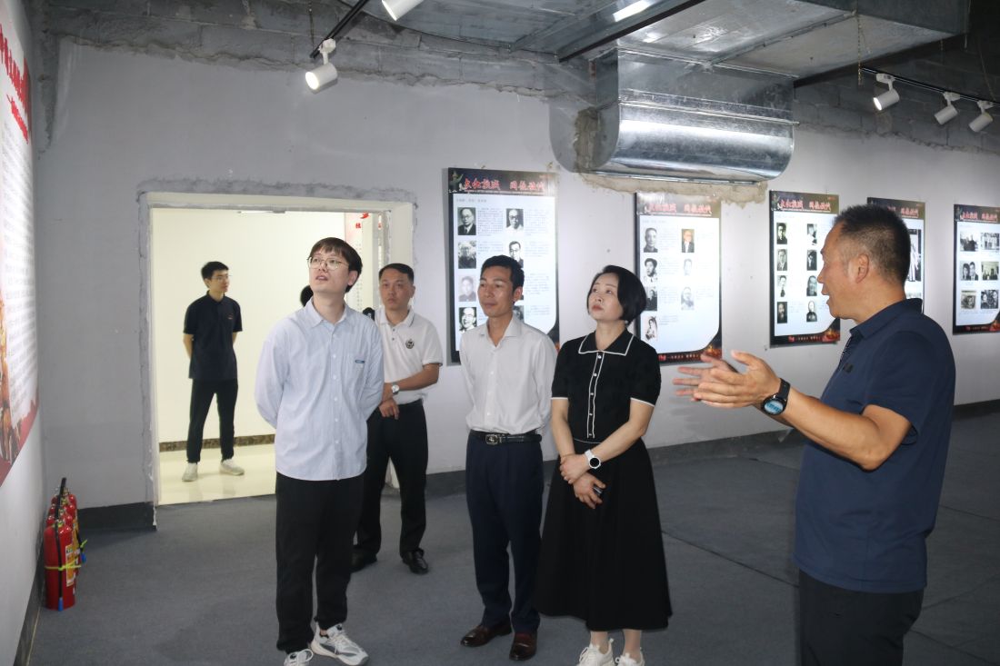 中国档案报社记者玄甲轩（左二）参观桂林市抗战文化城图片展.JPG
