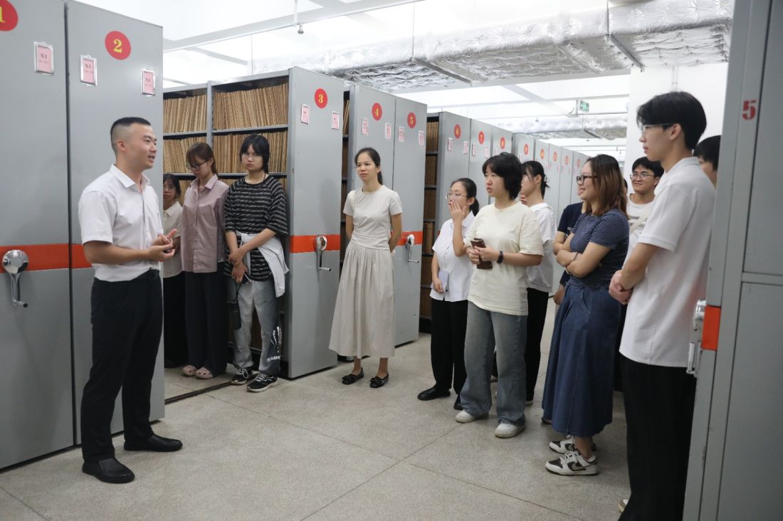 图为自治区档案馆青年理论学习小组组织暑期实习生等人员参观档案库房.JPG