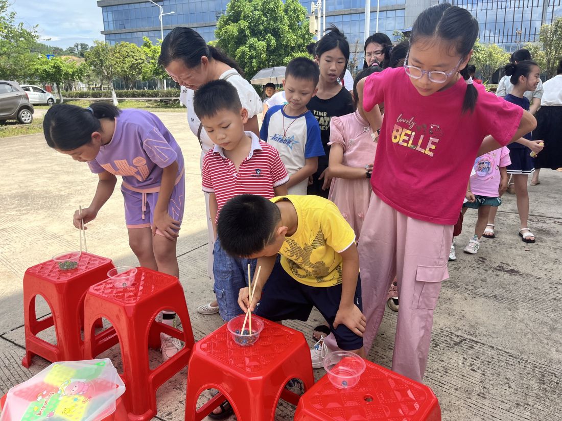 图为开展趣味亲子小游戏——“诚信接力”夹弹珠.jpg