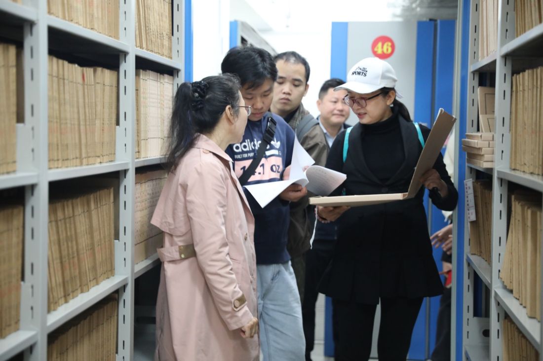 图为考察组学习库房管理经验。（自治区档案馆摄）.JPG