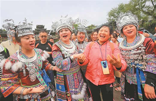 3.4月15日,融水苗族自治县香粉乡雨卜苗寨举行山歌对唱比赛,游客与当地苗家歌手一展歌喉。龙 涛摄.jpg